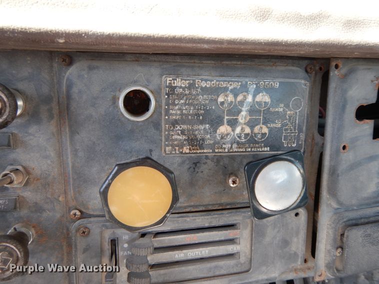 image for item DG6963 1979 International 2275  truck cab and chassis