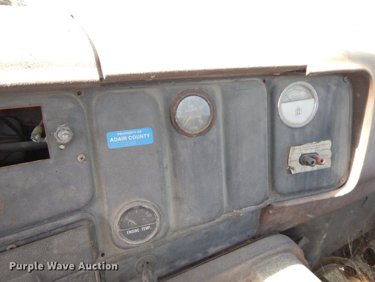 image for item DG6963 1979 International 2275  truck cab and chassis
