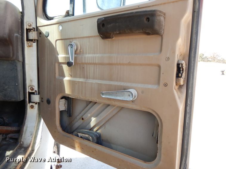 image for item DG6963 1979 International 2275  truck cab and chassis