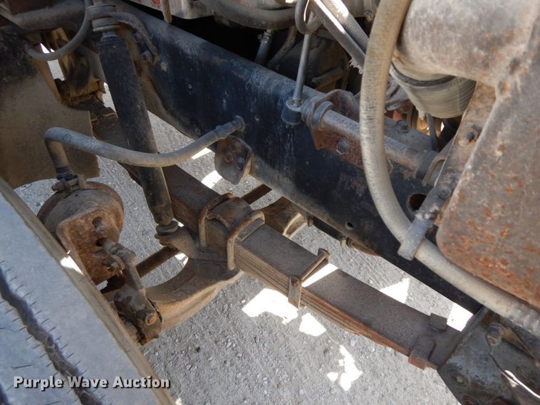 image for item DG6963 1979 International 2275  truck cab and chassis