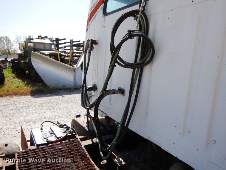 image for item DG6963 1979 International 2275  truck cab and chassis