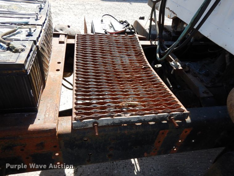 image for item DG6963 1979 International 2275  truck cab and chassis