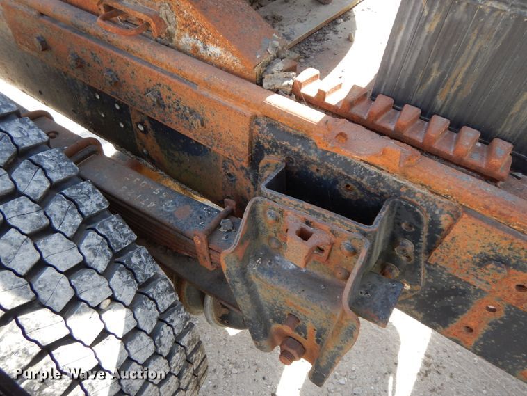 image for item DG6963 1979 International 2275  truck cab and chassis