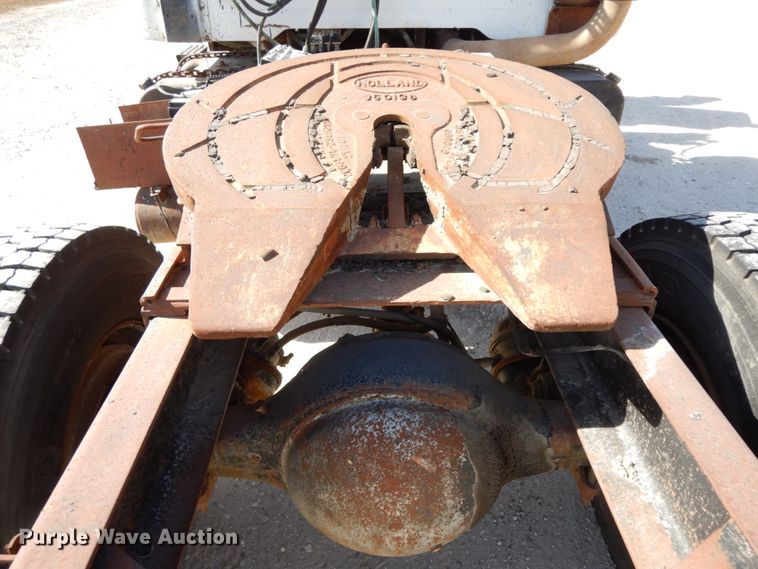 image for item DG6963 1979 International 2275  truck cab and chassis