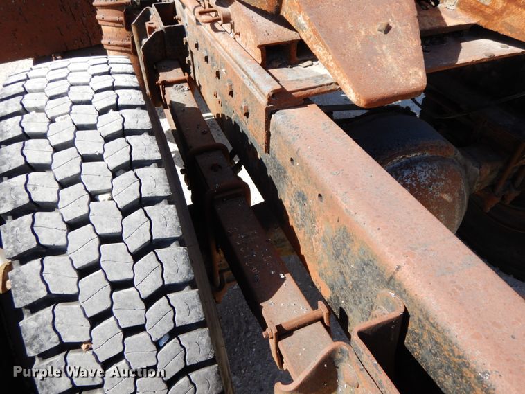 image for item DG6963 1979 International 2275  truck cab and chassis