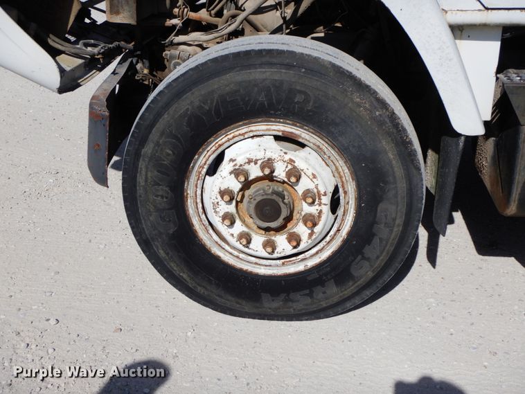 image for item DG6963 1979 International 2275  truck cab and chassis