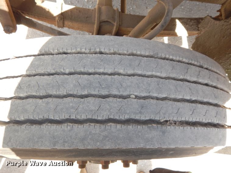 image for item DG6963 1979 International 2275  truck cab and chassis