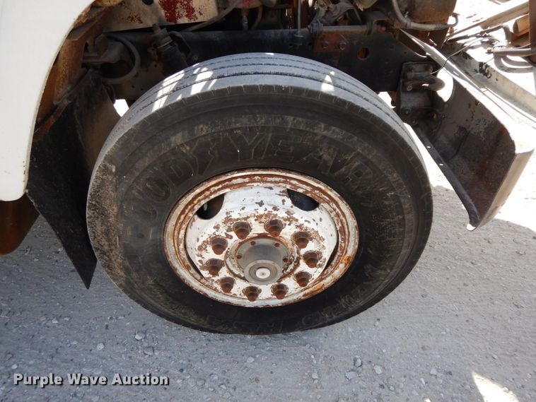 image for item DG6963 1979 International 2275  truck cab and chassis