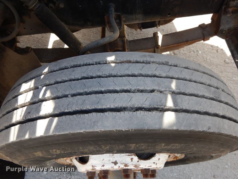 image for item DG6963 1979 International 2275  truck cab and chassis