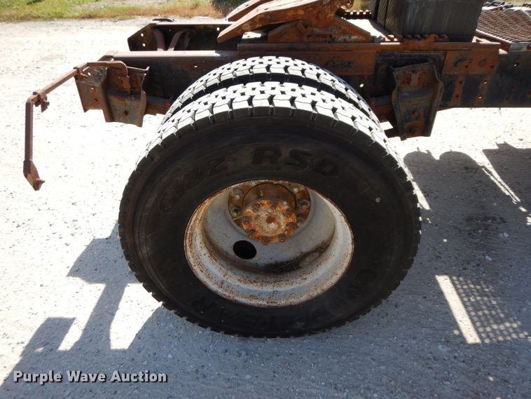 image for item DG6963 1979 International 2275  truck cab and chassis