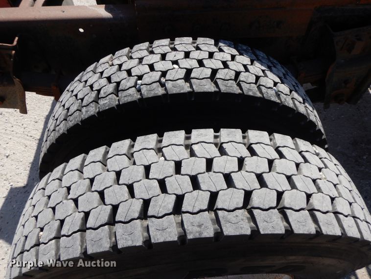 image for item DG6963 1979 International 2275  truck cab and chassis