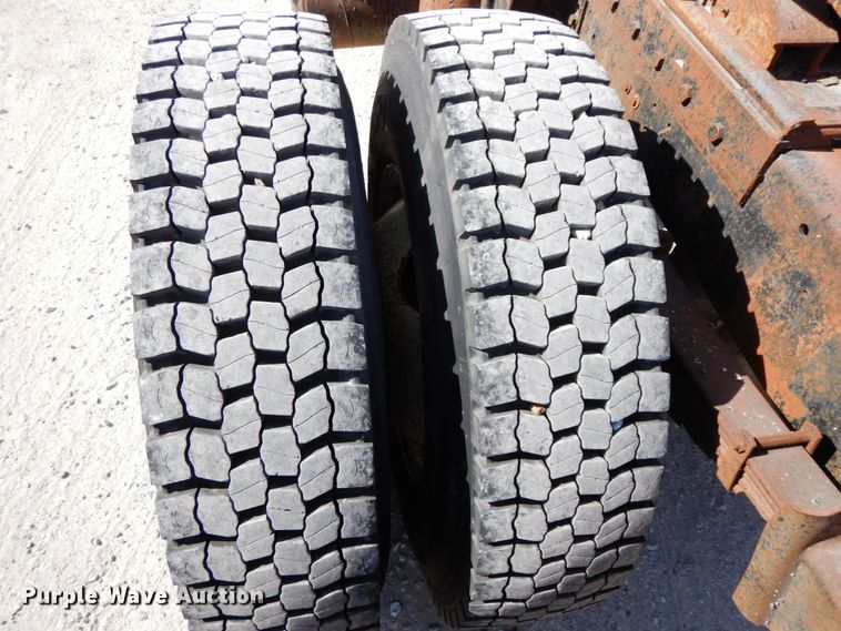 image for item DG6963 1979 International 2275  truck cab and chassis