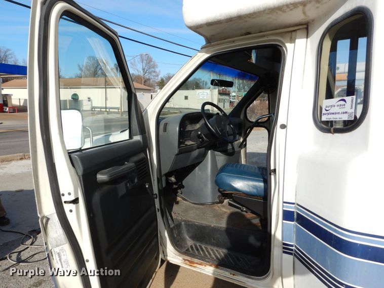 image for item DH5062 1996 Ford Econoline E450 Super Duty shuttle bus