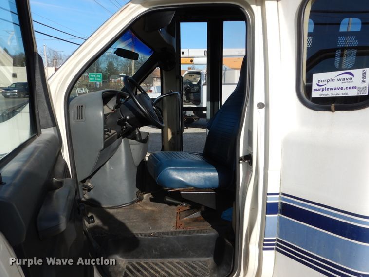 image for item DH5062 1996 Ford Econoline E450 Super Duty shuttle bus