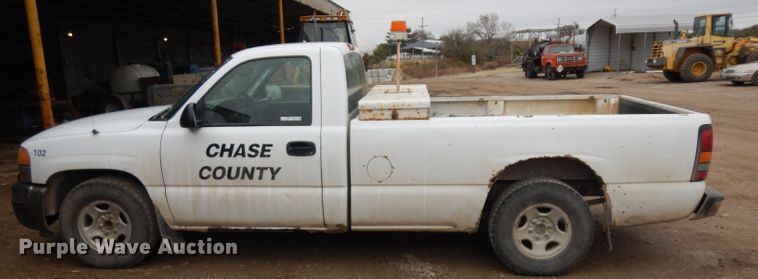 image for item EY9016 2004 GMC Sierra 1500  pickup truck