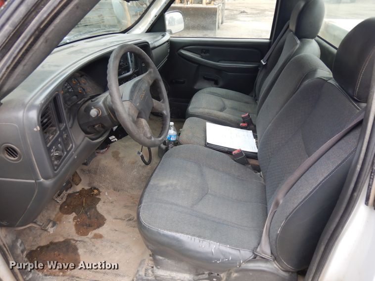 image for item EY9016 2004 GMC Sierra 1500  pickup truck