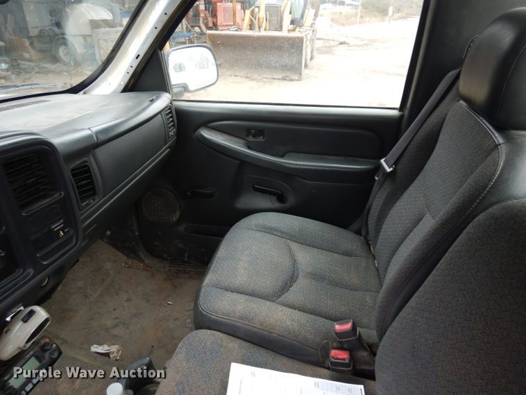 image for item EY9016 2004 GMC Sierra 1500  pickup truck