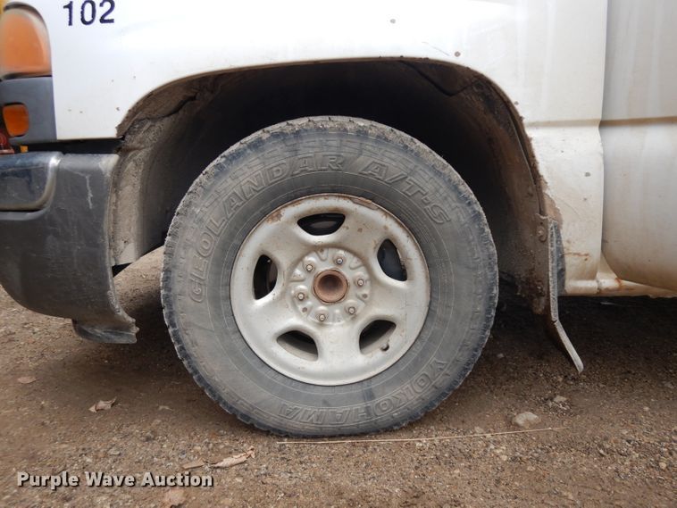 image for item EY9016 2004 GMC Sierra 1500  pickup truck