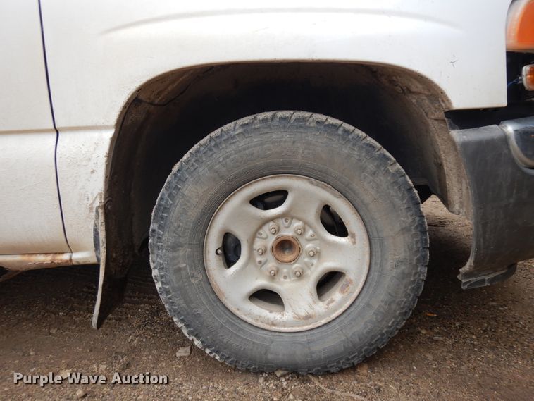 image for item EY9016 2004 GMC Sierra 1500  pickup truck