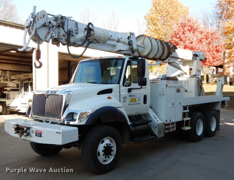 image for item FG9663 2003 International 7400  digger derrick truck