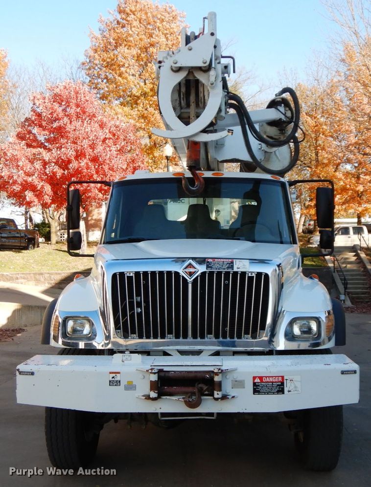 image for item FG9663 2003 International 7400  digger derrick truck