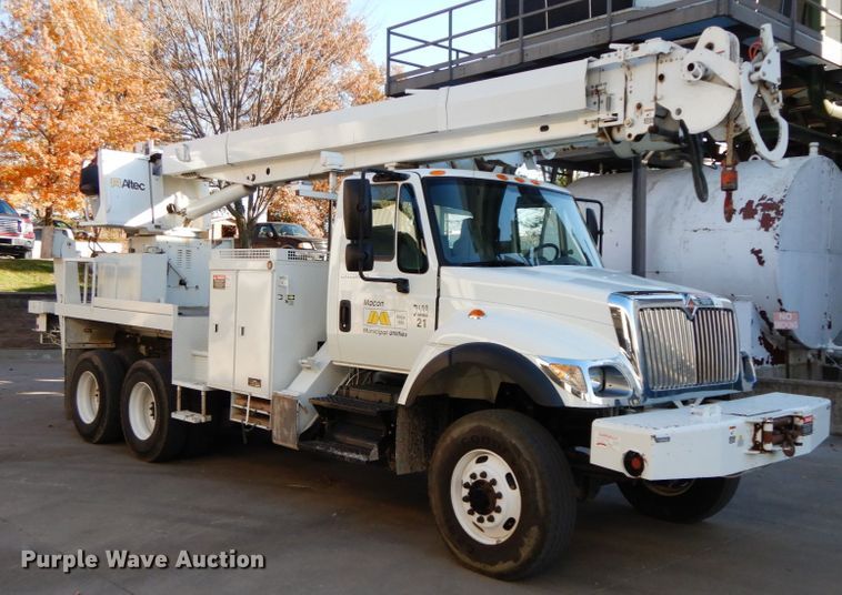 image for item FG9663 2003 International 7400  digger derrick truck