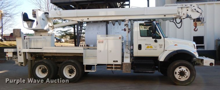 image for item FG9663 2003 International 7400  digger derrick truck