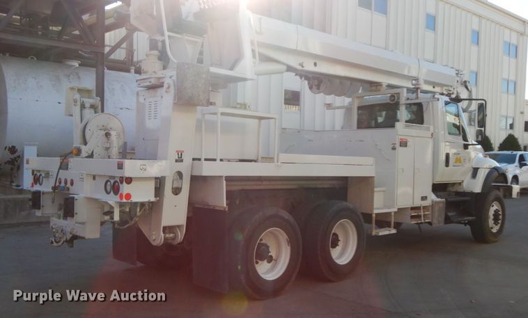 image for item FG9663 2003 International 7400  digger derrick truck