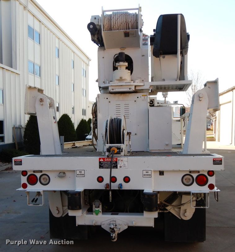 image for item FG9663 2003 International 7400  digger derrick truck