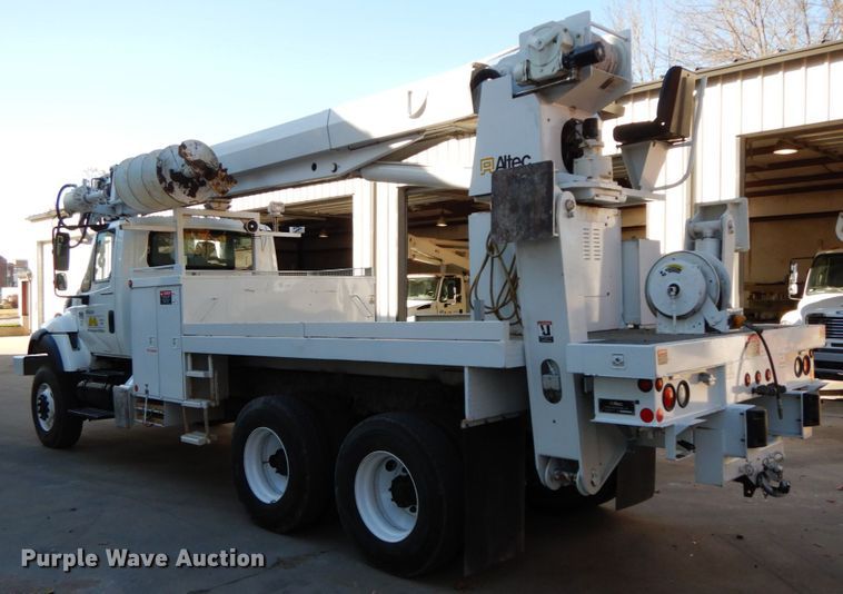 image for item FG9663 2003 International 7400  digger derrick truck