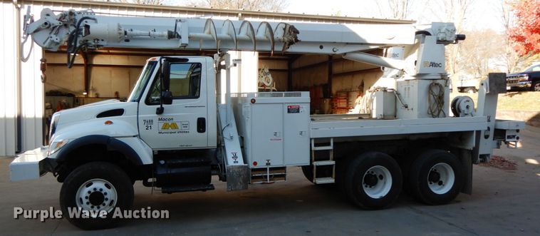 image for item FG9663 2003 International 7400  digger derrick truck