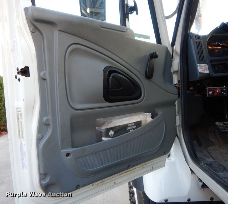 image for item FG9663 2003 International 7400  digger derrick truck