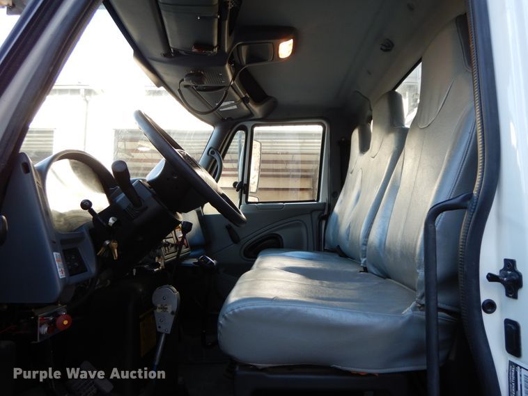 image for item FG9663 2003 International 7400  digger derrick truck