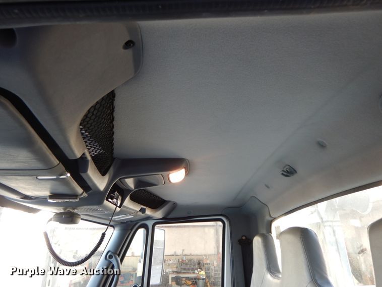 image for item FG9663 2003 International 7400  digger derrick truck