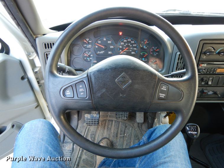 image for item FG9663 2003 International 7400  digger derrick truck