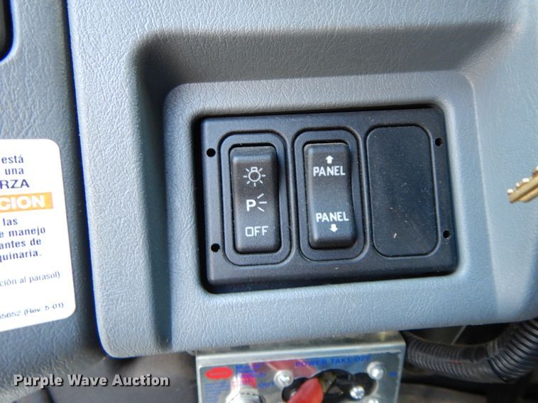 image for item FG9663 2003 International 7400  digger derrick truck