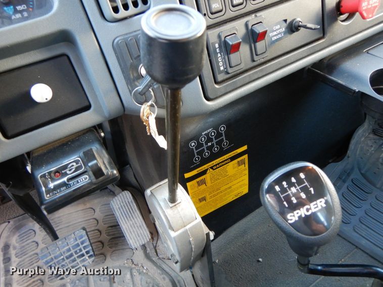 image for item FG9663 2003 International 7400  digger derrick truck