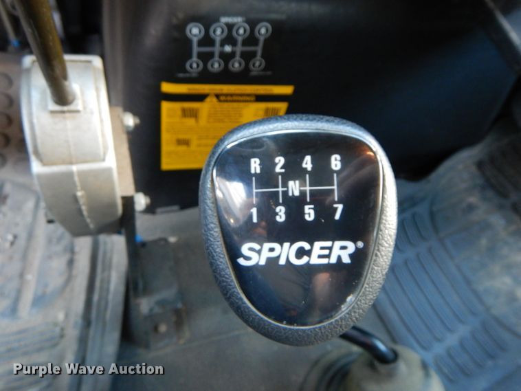 image for item FG9663 2003 International 7400  digger derrick truck