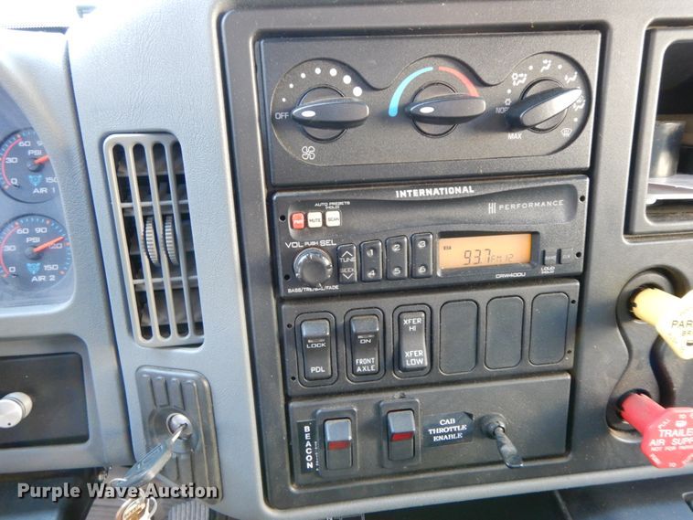 image for item FG9663 2003 International 7400  digger derrick truck