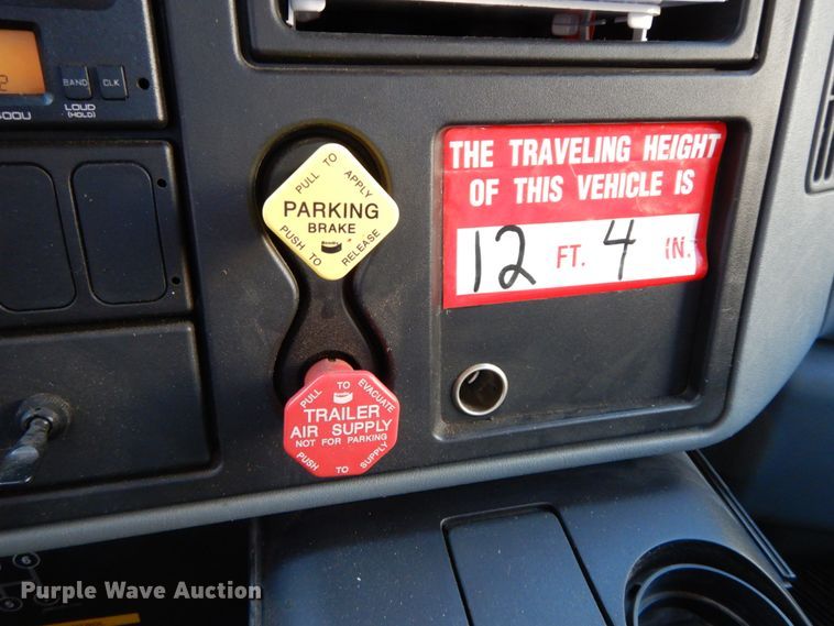 image for item FG9663 2003 International 7400  digger derrick truck