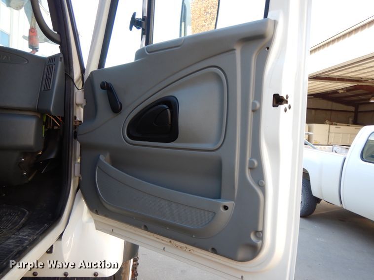 image for item FG9663 2003 International 7400  digger derrick truck