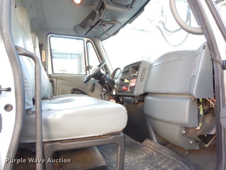 image for item FG9663 2003 International 7400  digger derrick truck