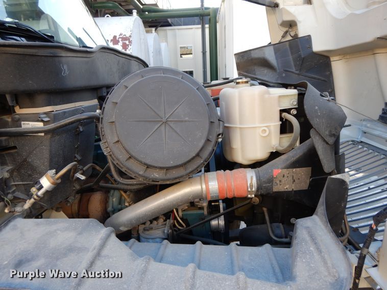 image for item FG9663 2003 International 7400  digger derrick truck