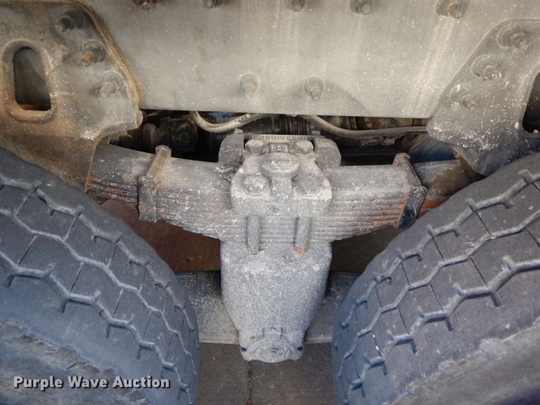 image for item FG9663 2003 International 7400  digger derrick truck