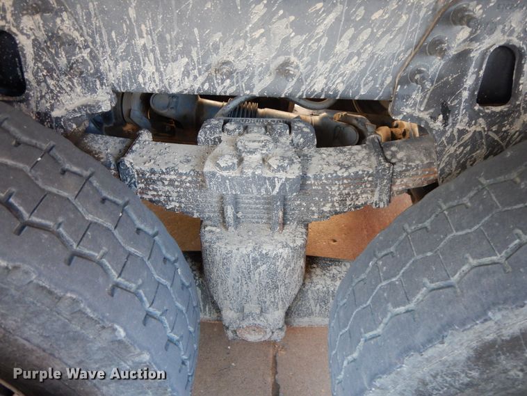 image for item FG9663 2003 International 7400  digger derrick truck