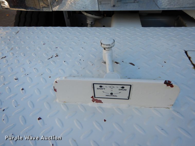 image for item FG9663 2003 International 7400  digger derrick truck