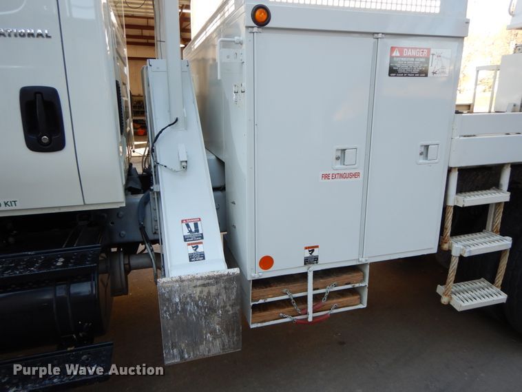 image for item FG9663 2003 International 7400  digger derrick truck