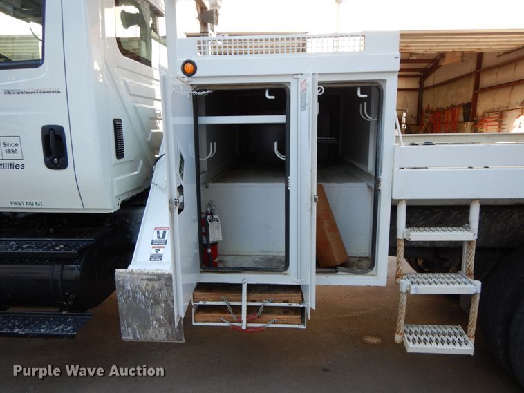 image for item FG9663 2003 International 7400  digger derrick truck