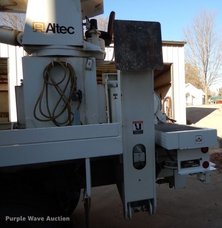 image for item FG9663 2003 International 7400  digger derrick truck