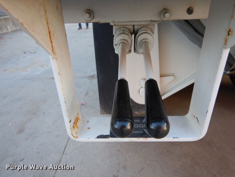 image for item FG9663 2003 International 7400  digger derrick truck